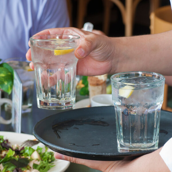 Kostensparen mit Tafelwasser in der Gastronomie