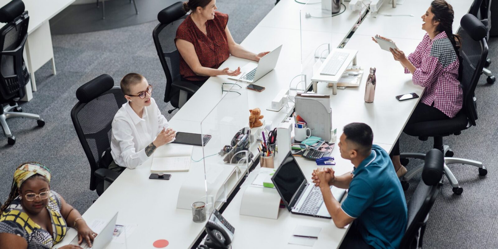 Desk Sharing im Unternehmen Möglichkeiten und Herausforderungen im Büroalltag