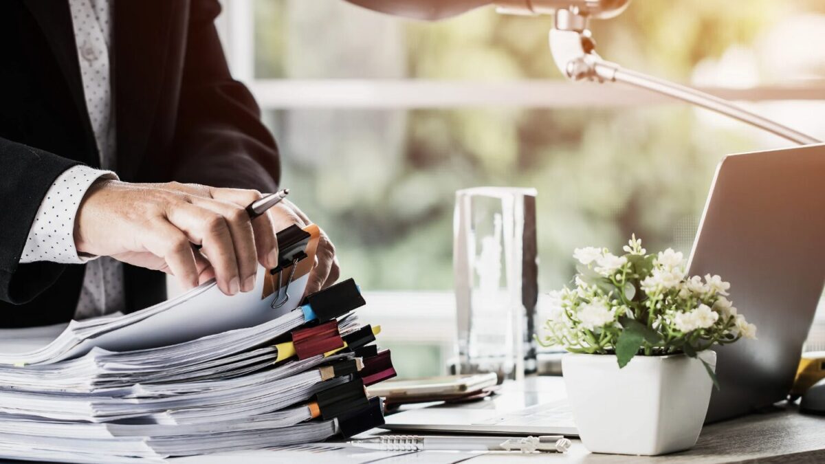 Überblick über Unterlagen behalten: Tipps für Ordnung wichtiger Dokumente