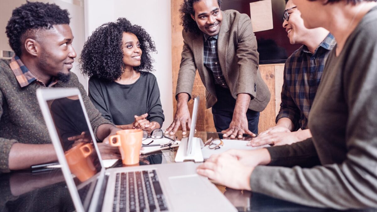 Erfolgreich durchsetzen gegen dominante Kollegen: Tipps und Strategien für den Arbeitsalltag