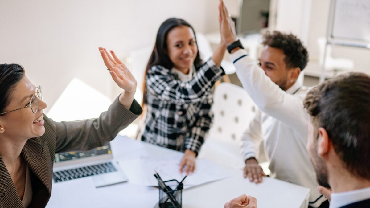 Mitarbeiter werben Mitarbeiter: Der Schlüssel zu erfolgreichem Recruiting und Mitarbeiterbindung