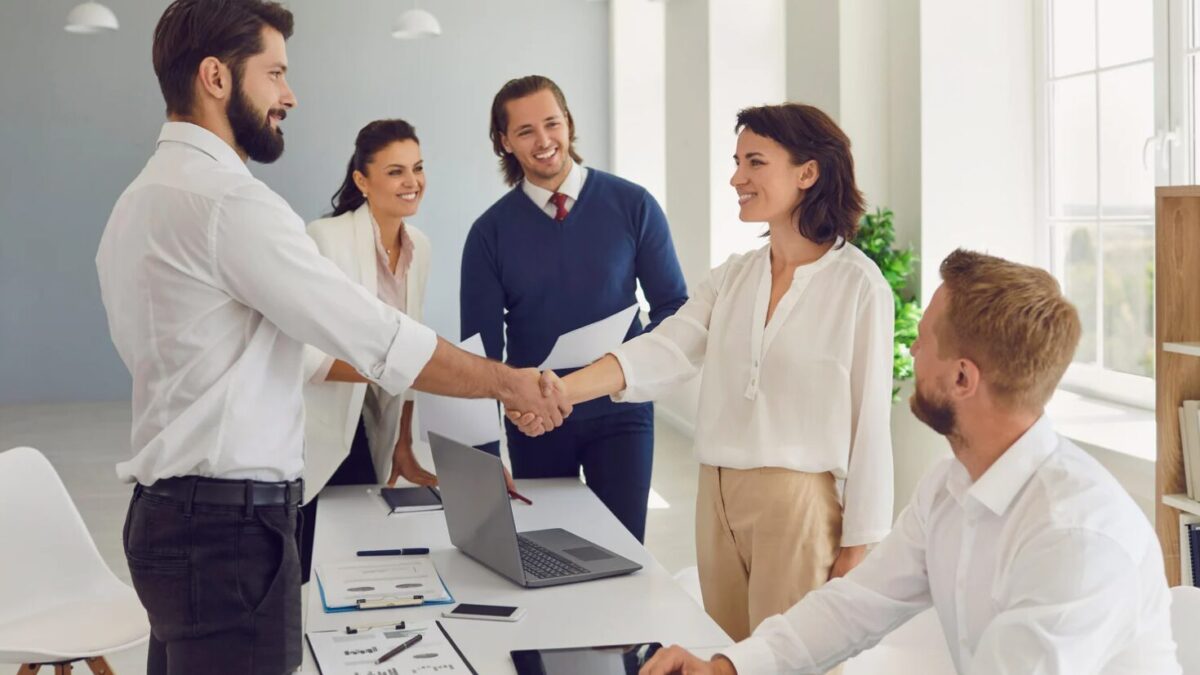 Glückwunsch zur Beförderung: Stilvoll gratulieren und Anerkennung zeigen