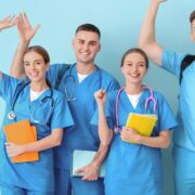 Neues Gesetz für ungelernte Pflegehilfskraft ab 2025 Veränderungen für ein wichtiges Berufsfeld