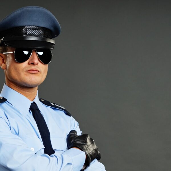 Wie viel verdient man als Polizist pro Monat Gehalt für den Polizei Dienst