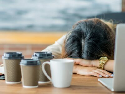 Krankschreibung wegen Erschöpfung - was darf ich machen? Burnout, Arbeitsunfähigkeit und Regeln für krankgeschriebenen Alltag.